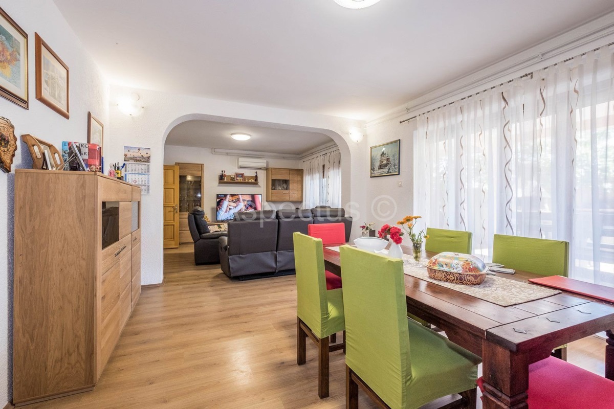 Samostojeće kuće, dvije stambene jedinice, vrt, pogled na more, Medulin