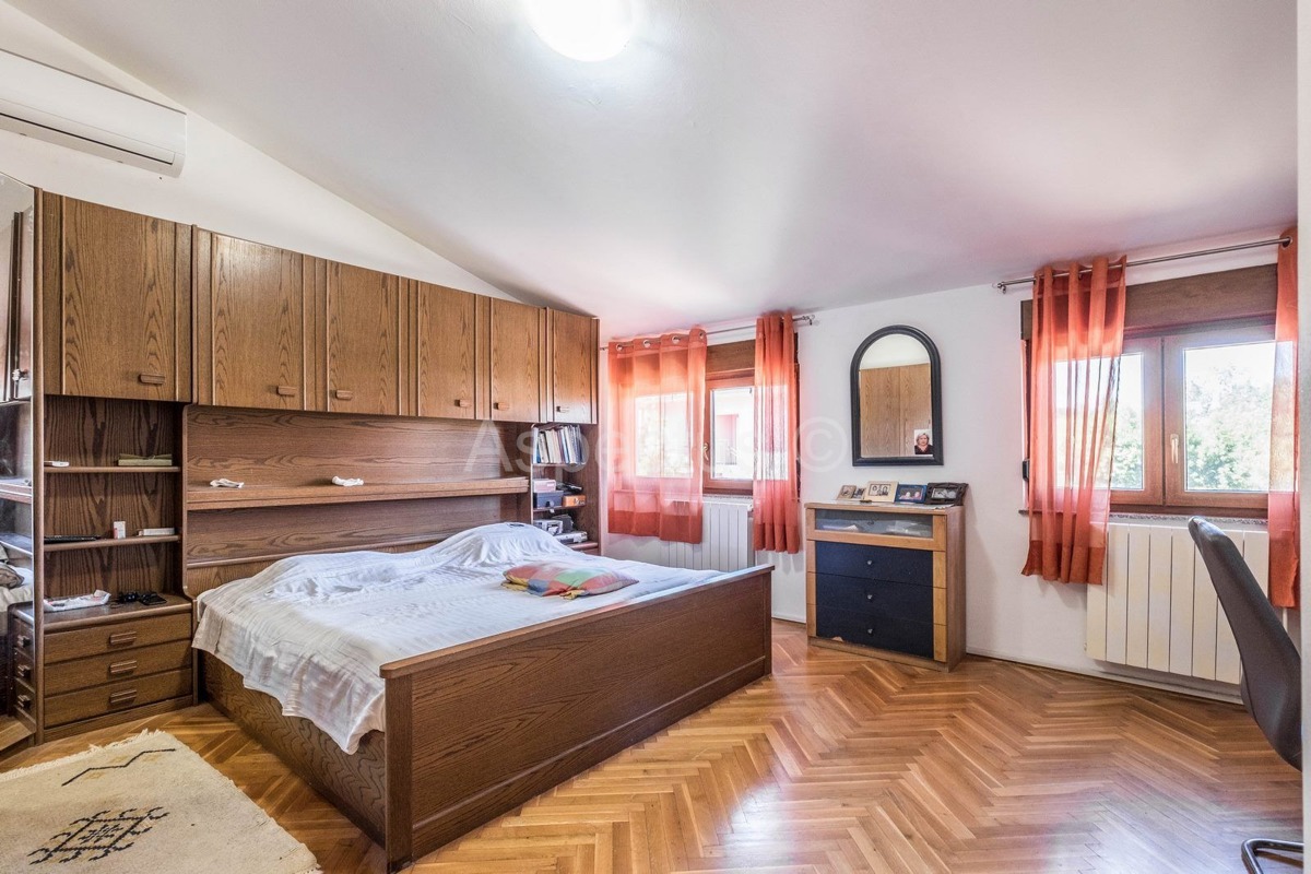 Samostojeće kuće, dvije stambene jedinice, vrt, pogled na more, Medulin