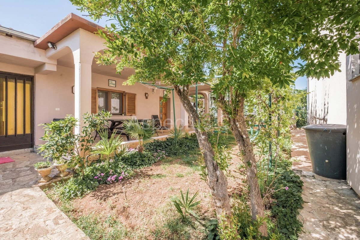 Samostojeće kuće, dvije stambene jedinice, vrt, pogled na more, Medulin