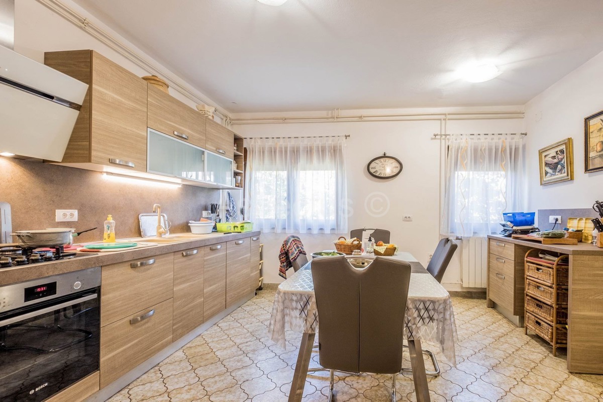 Samostojeće kuće, dvije stambene jedinice, vrt, pogled na more, Medulin