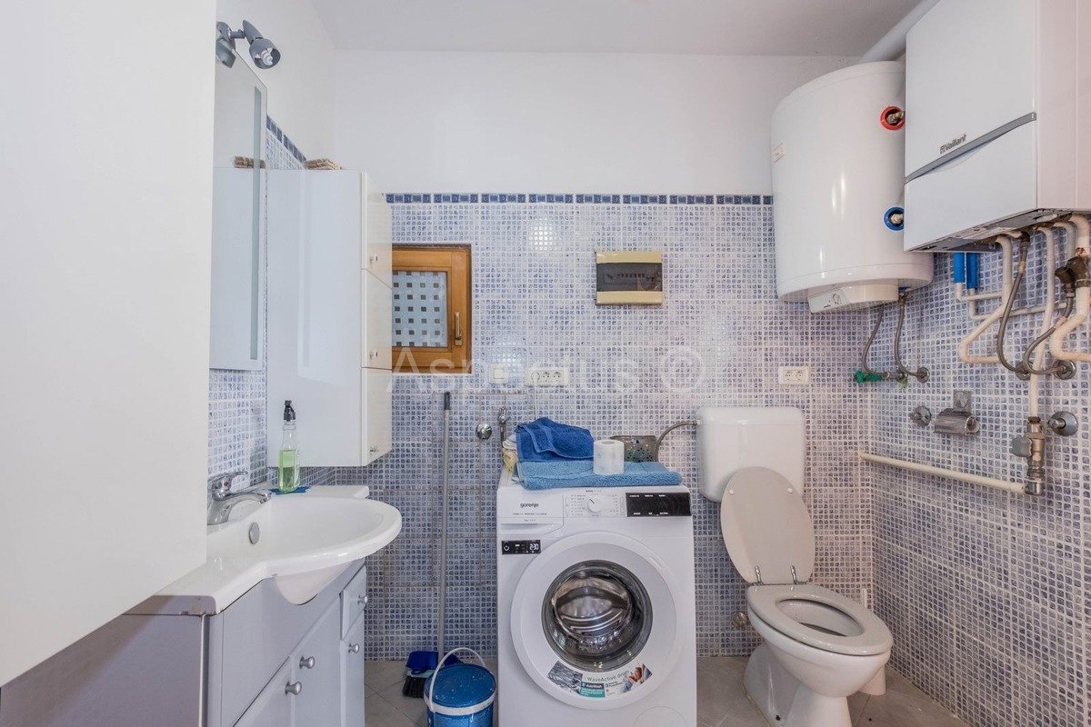 Samostojeće kuće, dvije stambene jedinice, vrt, pogled na more, Medulin