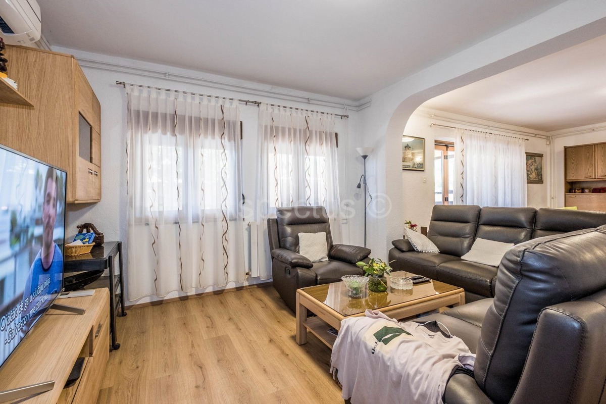 Samostojeće kuće, dvije stambene jedinice, vrt, pogled na more, Medulin