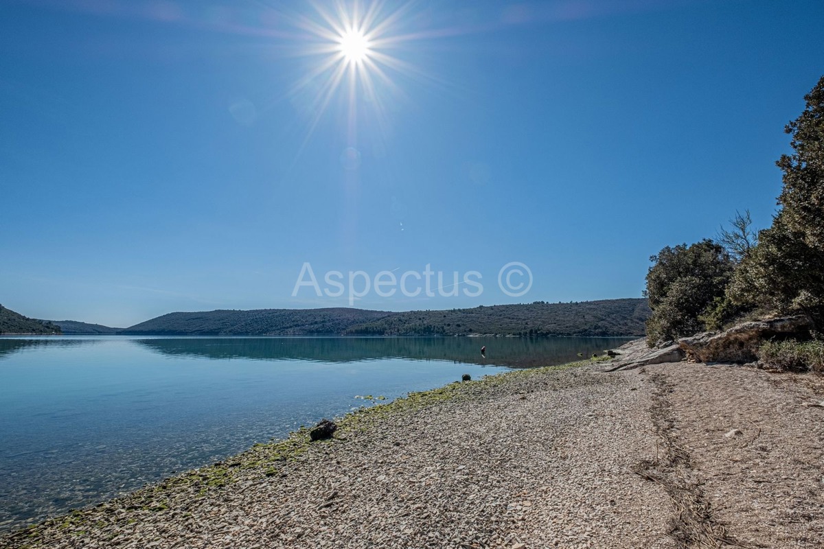 Kamena kuća nadomak plaže,bazen,pogled more, Barban