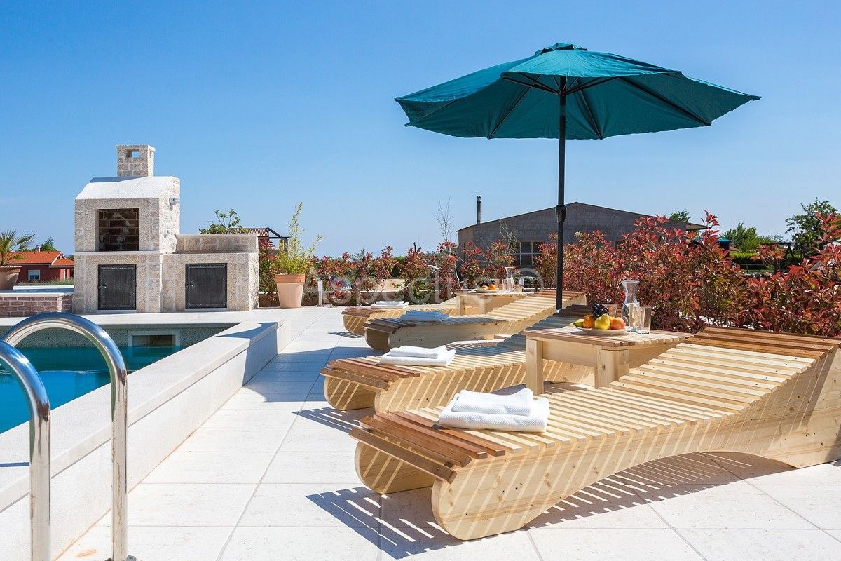 Kamena kuća nadomak plaže,bazen,pogled more, Barban