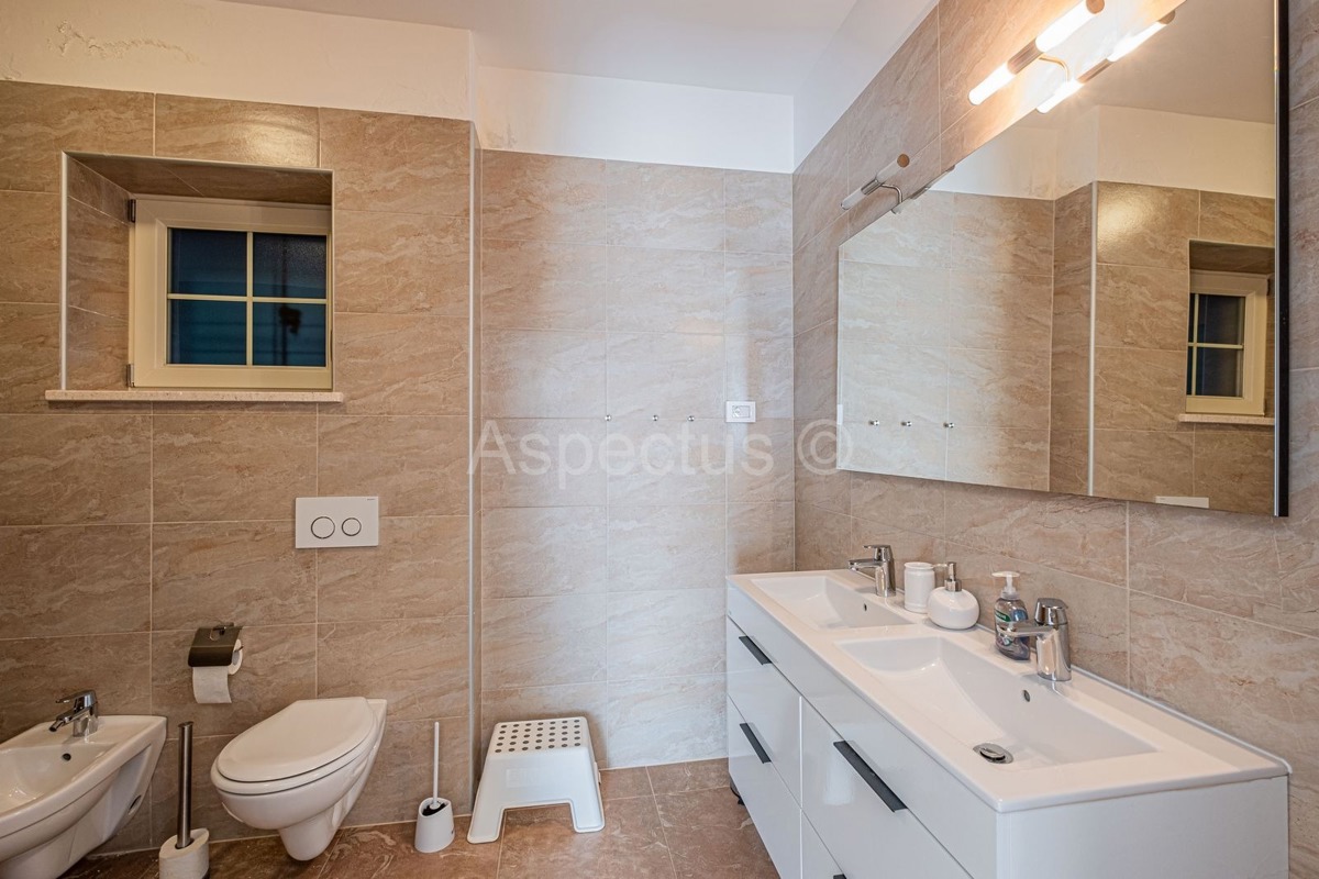 Kamena kuća nadomak plaže,bazen,pogled more, Barban