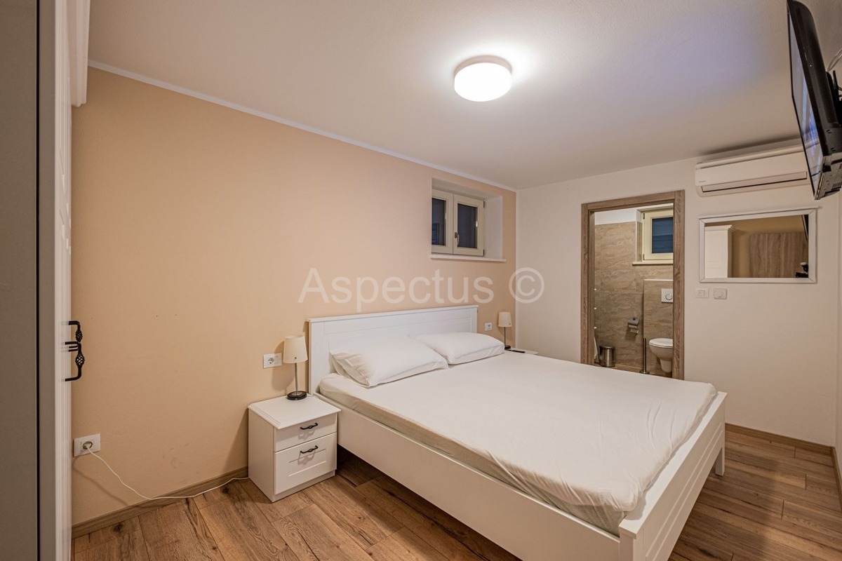 Kamena kuća nadomak plaže,bazen,pogled more, Barban