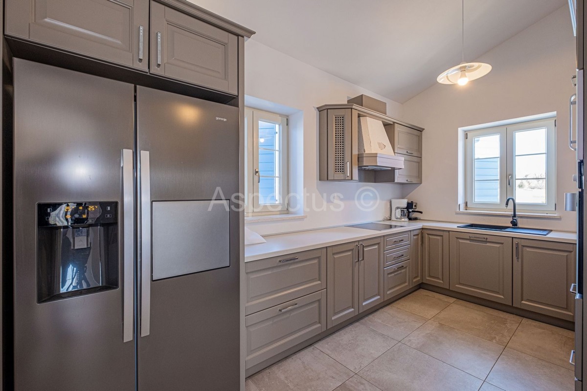 Kamena kuća nadomak plaže,bazen,pogled more, Barban