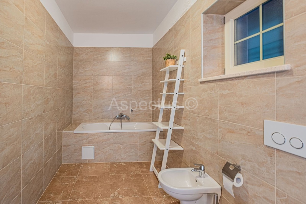 Kamena kuća nadomak plaže,bazen,pogled more, Barban