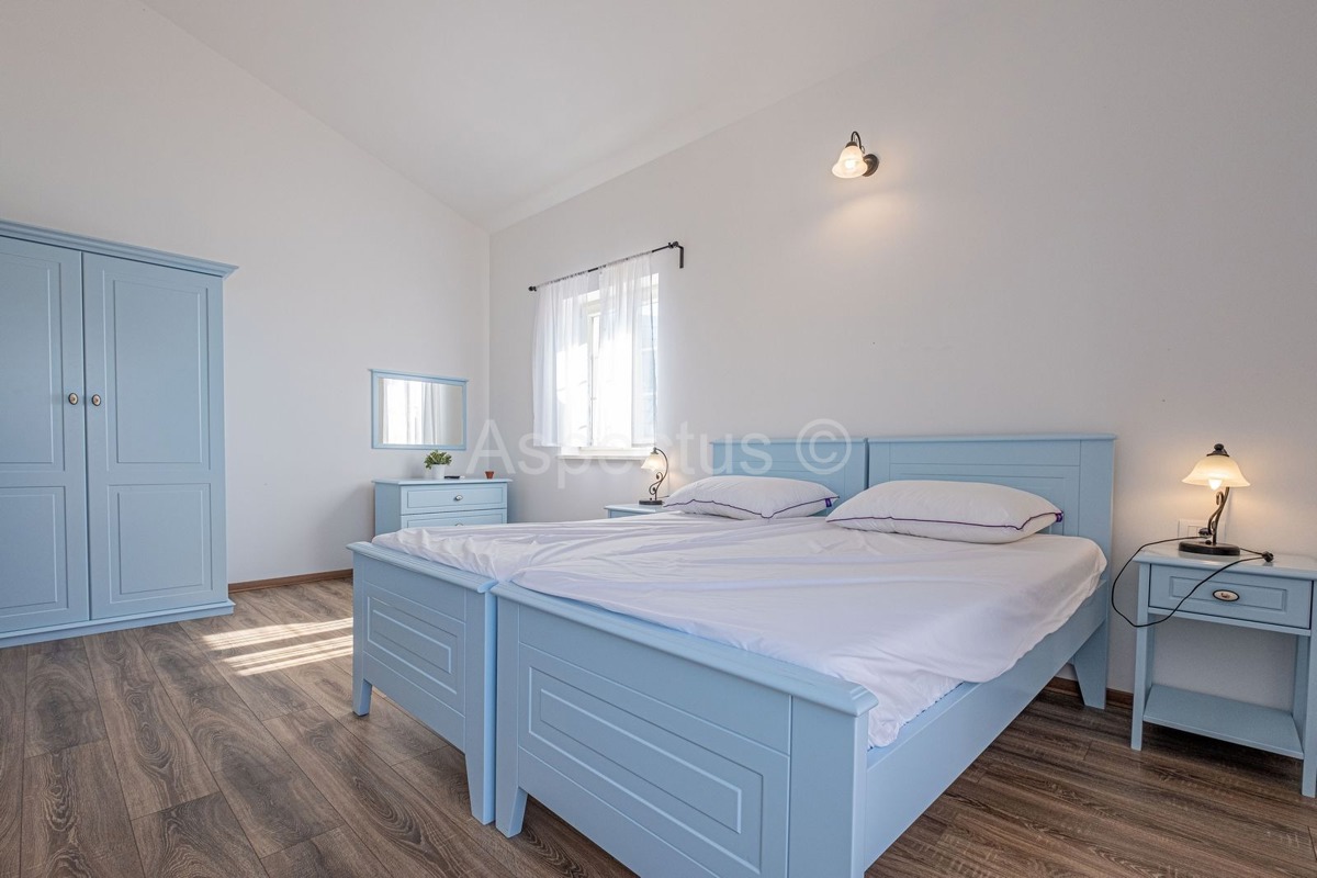 Kamena kuća nadomak plaže,bazen,pogled more, Barban