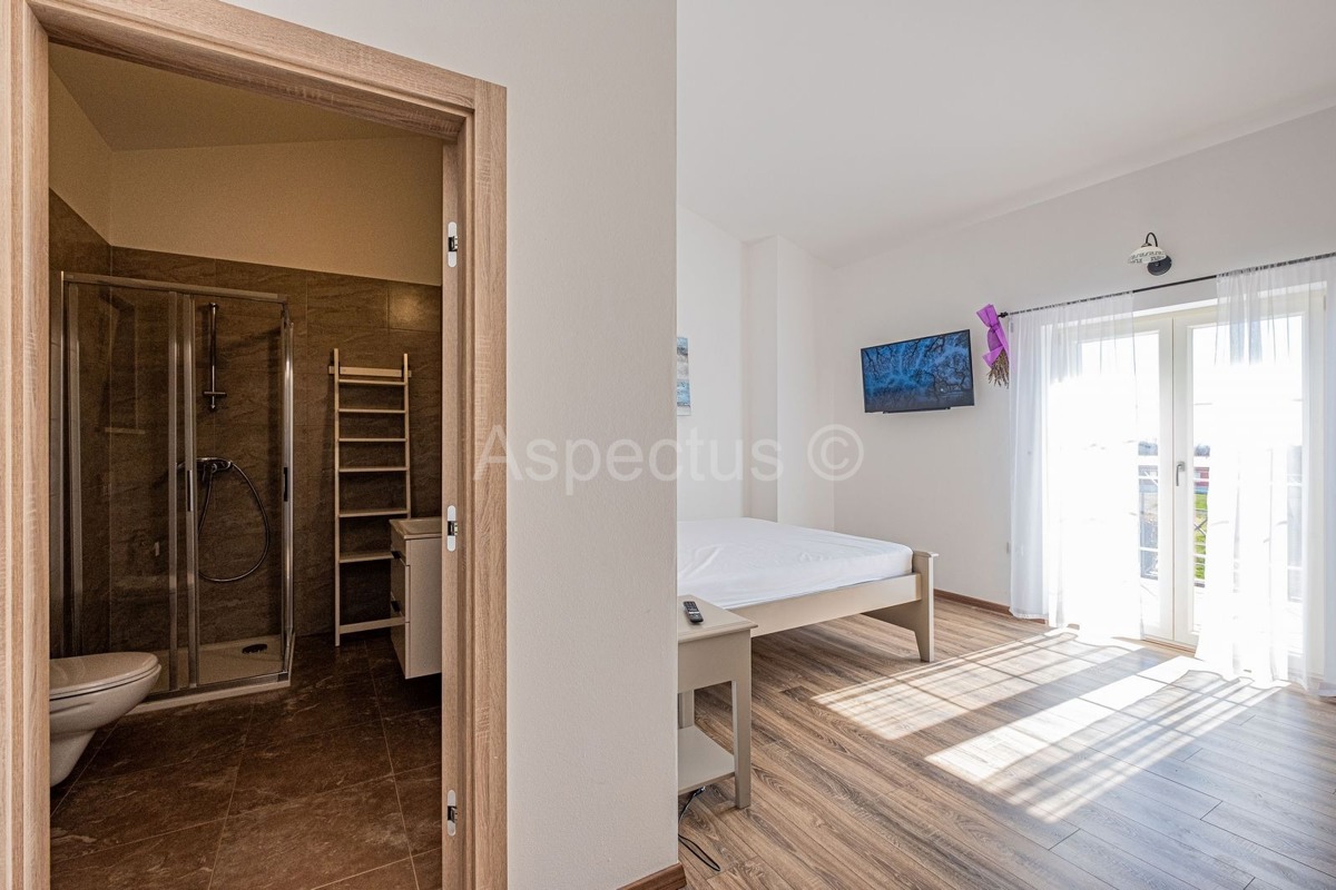 Kamena kuća nadomak plaže,bazen,pogled more, Barban