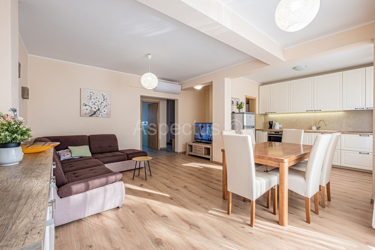 Casa con piscina, 4 stanze, arredata, cortile e parcheggio, zona Pola