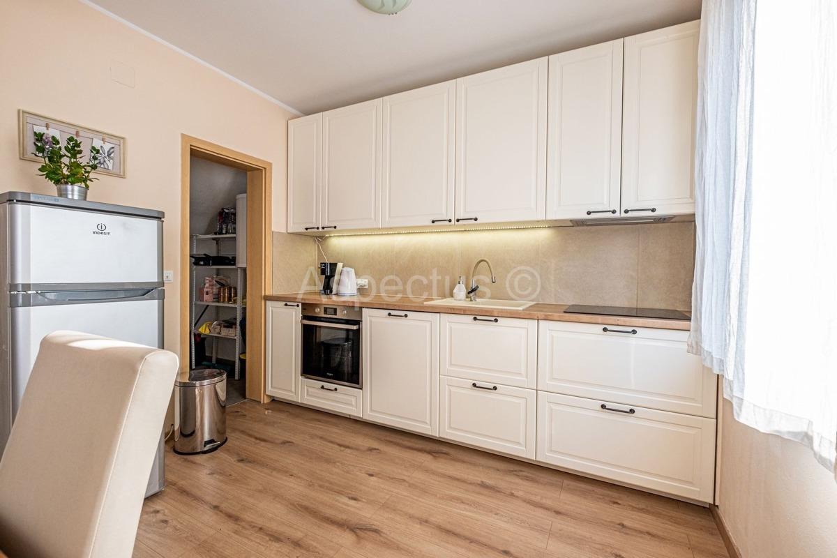 Casa con piscina, 4 stanze, arredata, cortile e parcheggio, zona Pola