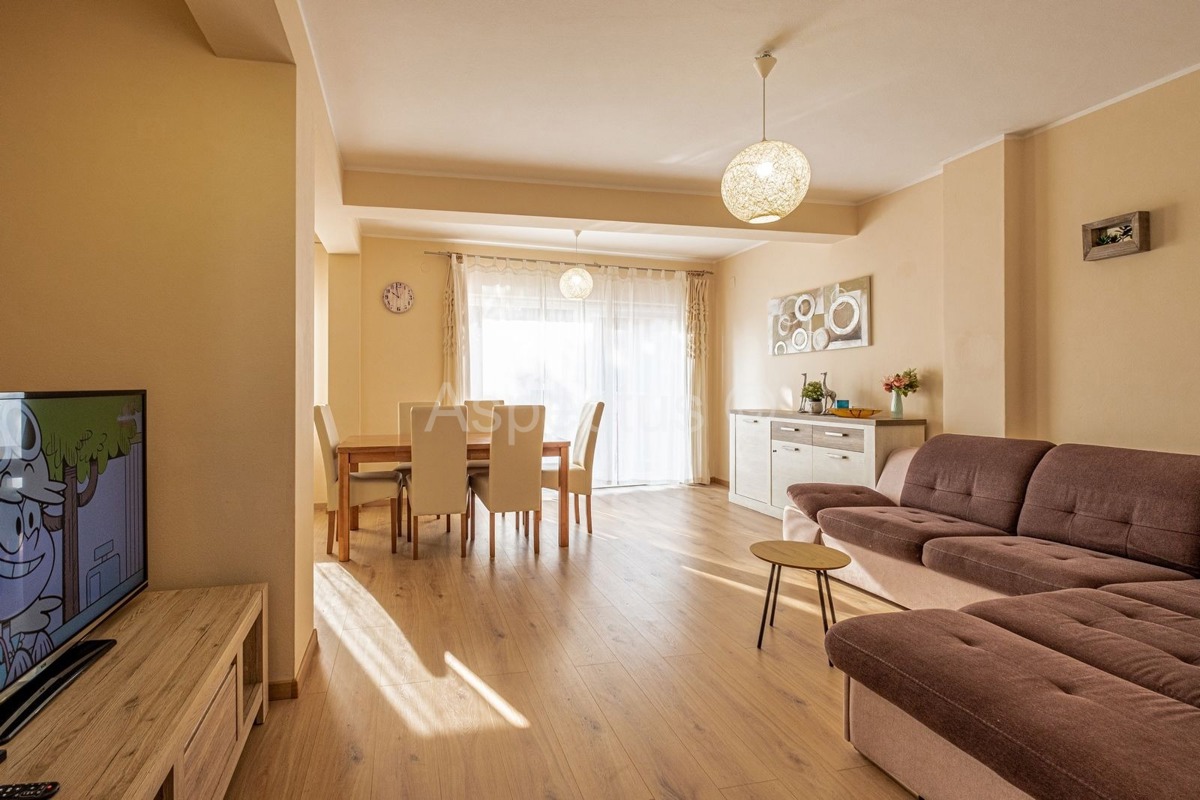 Casa con piscina, 4 stanze, arredata, cortile e parcheggio, zona Pola