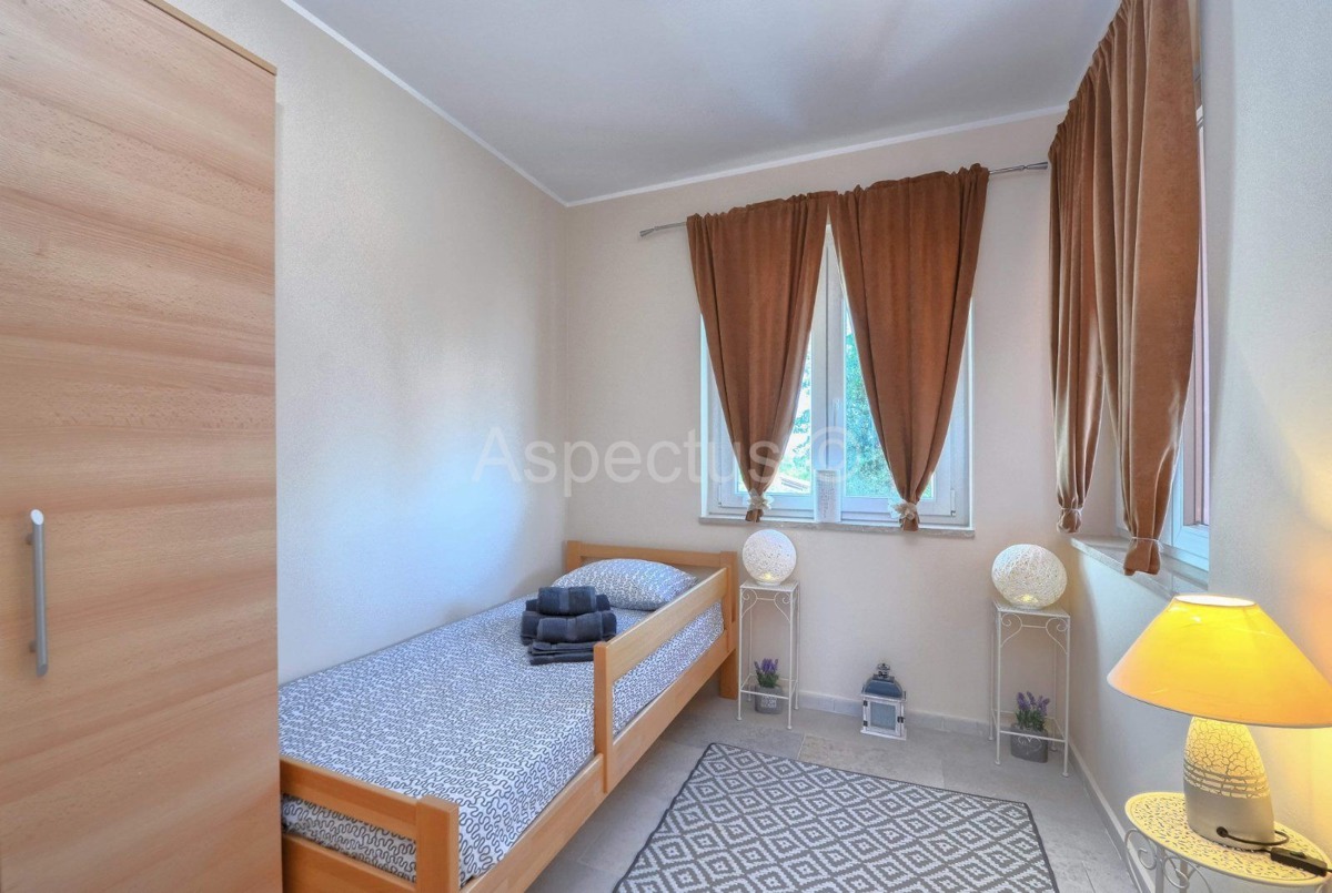 Casa con piscina, 4 stanze, arredata, cortile e parcheggio, zona Pola