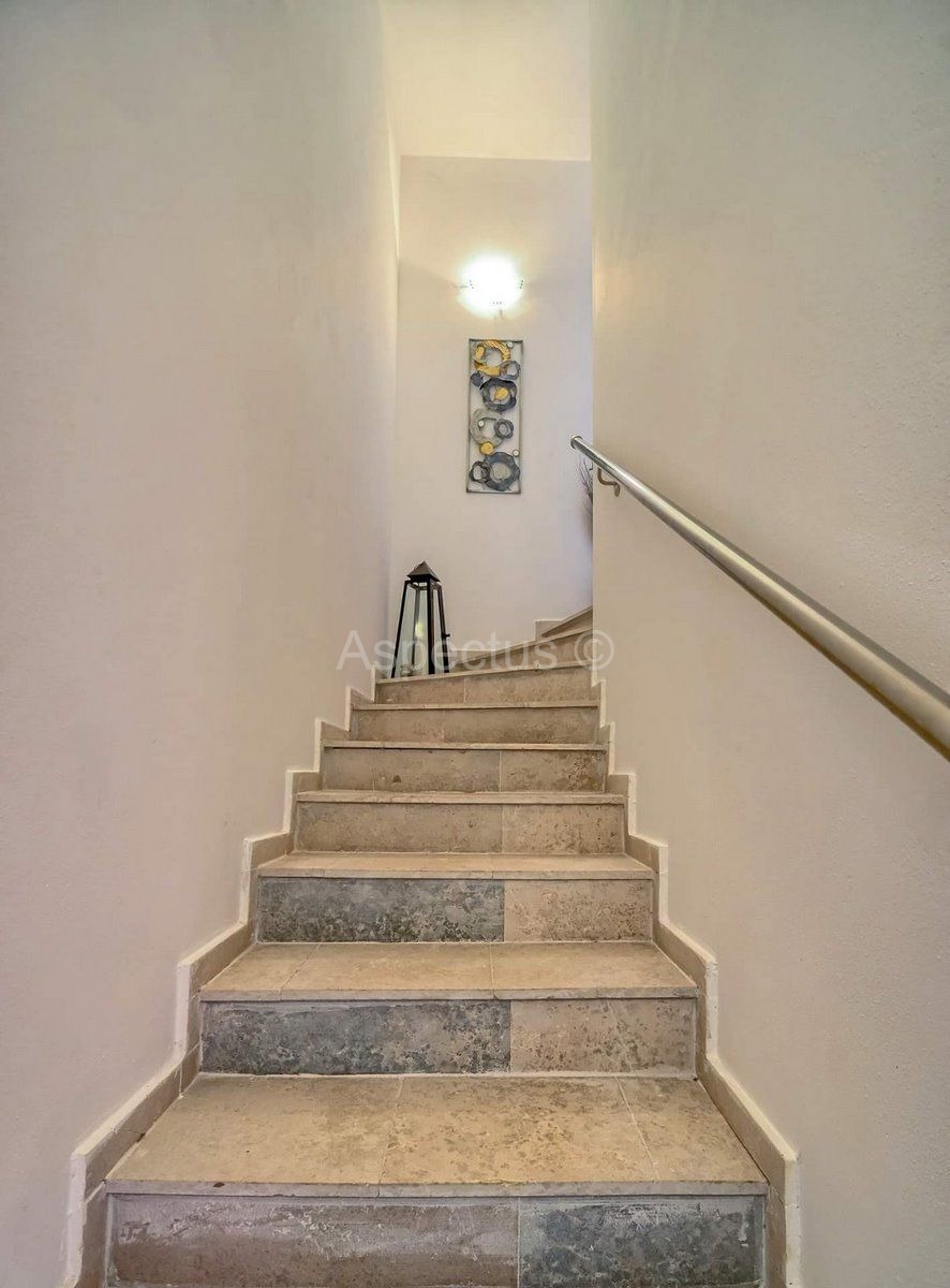 Casa con piscina, 4 stanze, arredata, cortile e parcheggio, zona Pola