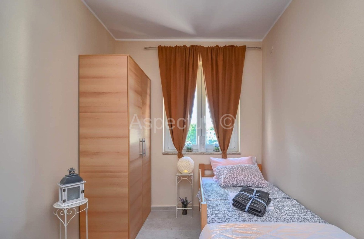 Casa con piscina, 4 stanze, arredata, cortile e parcheggio, zona Pola