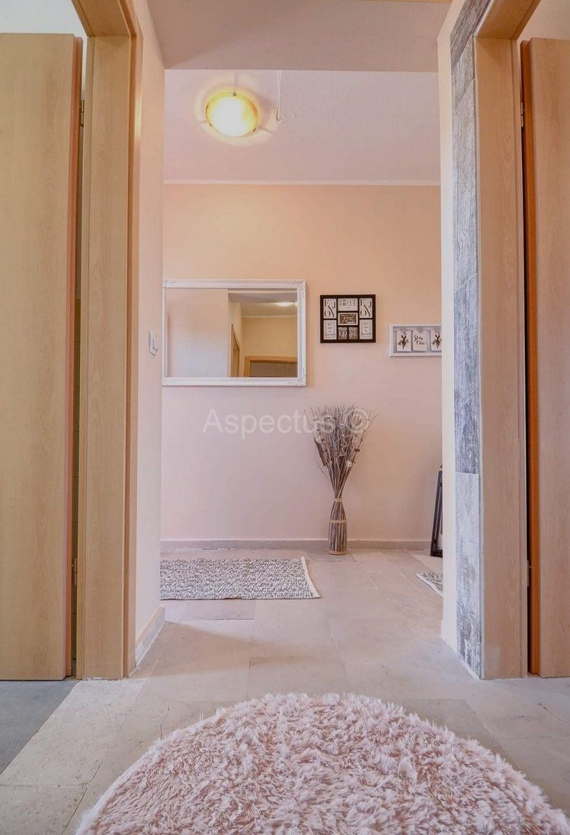 Casa con piscina, 4 stanze, arredata, cortile e parcheggio, zona Pola