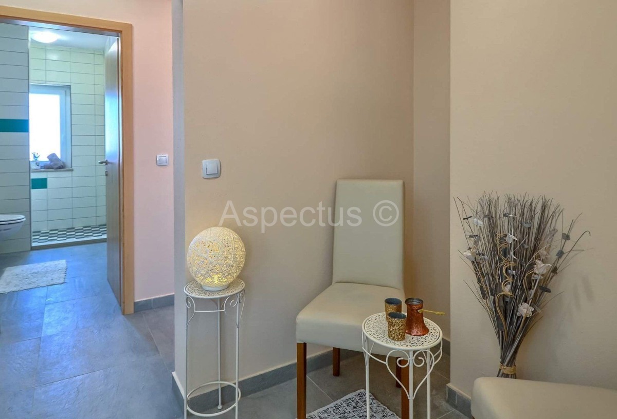 Casa con piscina, 4 stanze, arredata, cortile e parcheggio, zona Pola