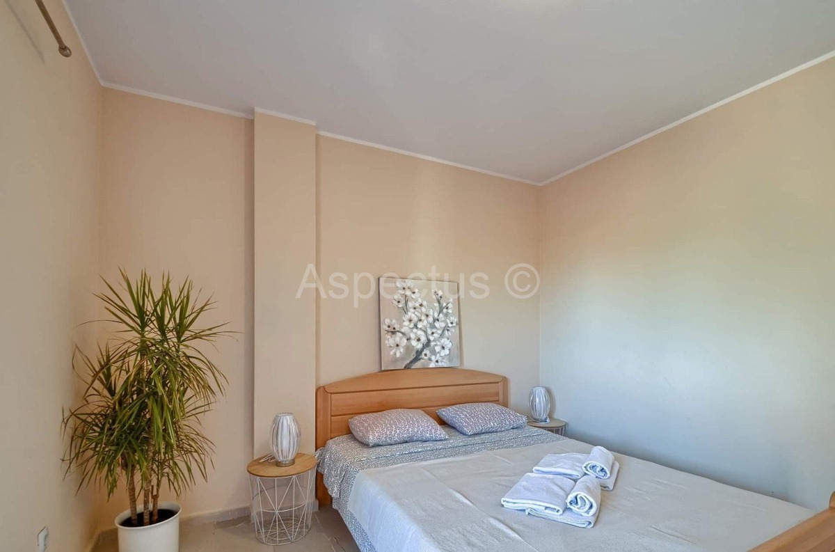 Casa con piscina, 4 stanze, arredata, cortile e parcheggio, zona Pola