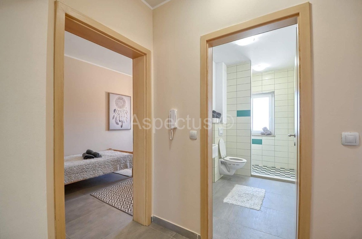 Casa con piscina, 4 stanze, arredata, cortile e parcheggio, zona Pola