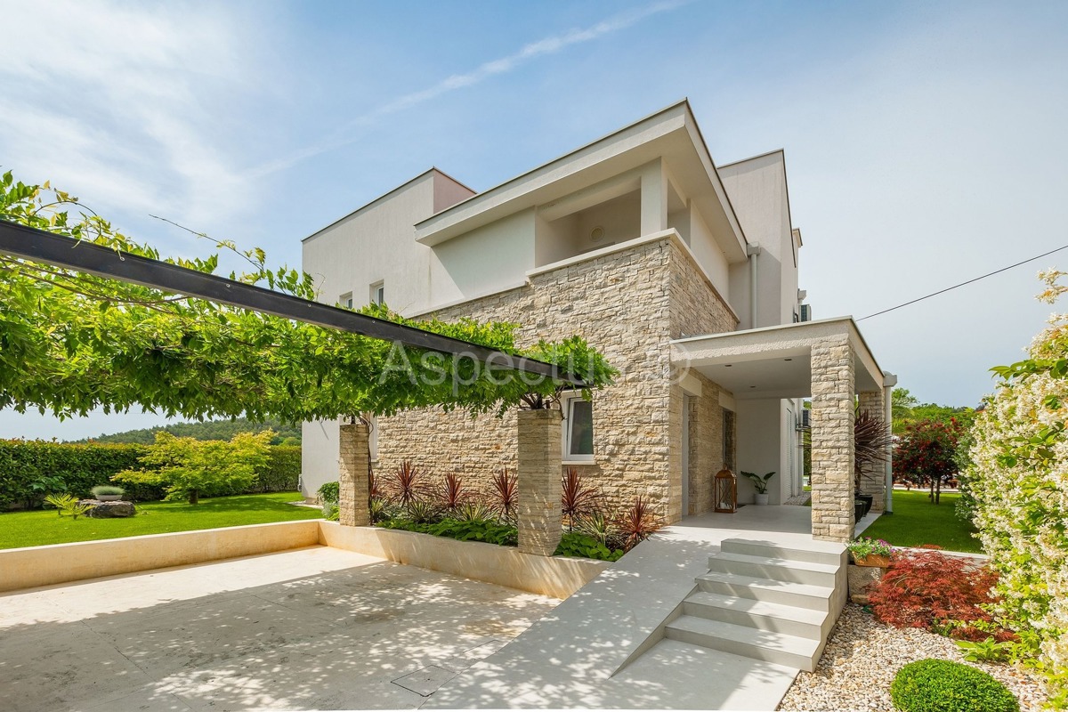 Villa di lusso con piscina e benessere vicino a Rovigno