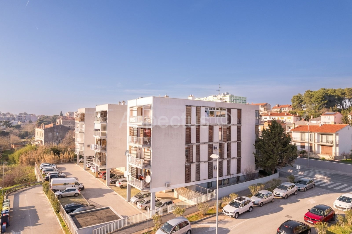 Appartamento con una camera da letto al piano terra vicino al centro di Pola.