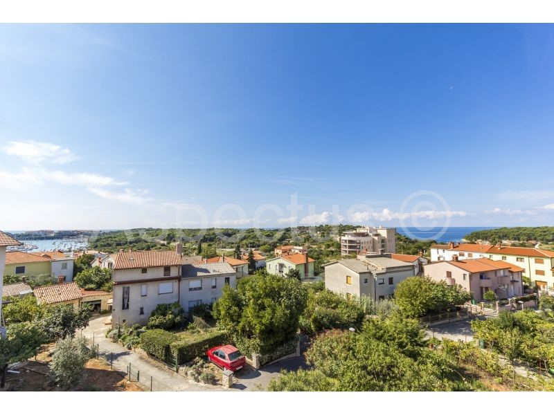 Casa di lusso con tre appartamenti, vista mare, Pola, Veruda