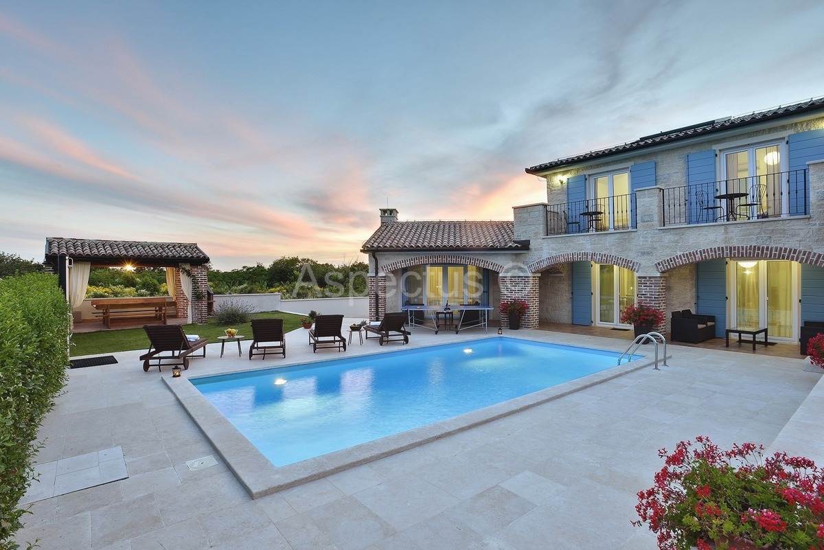 Autentična kamena kuća s bazenom,pogled more, Medulin | Istra