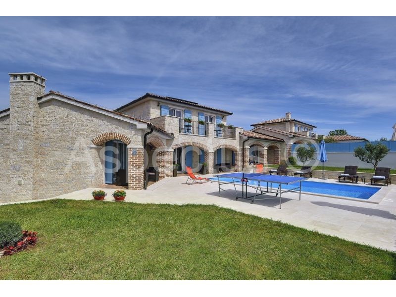 Autentica casa in pietra con piscina, vista mare, vicino a Pola