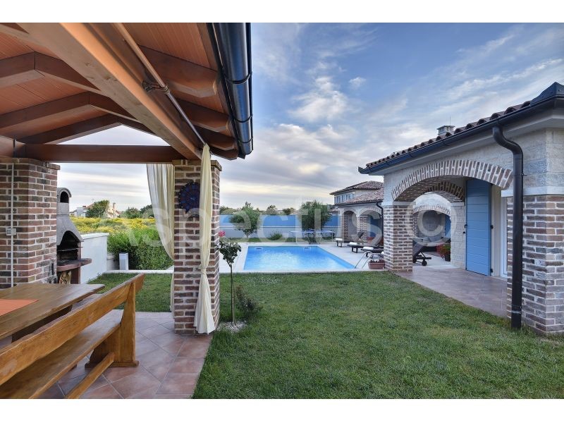 Autentica casa in pietra con piscina, vista mare, vicino a Pola