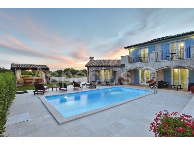 Autentica casa in pietra con piscina, vista mare, vicino a Pola