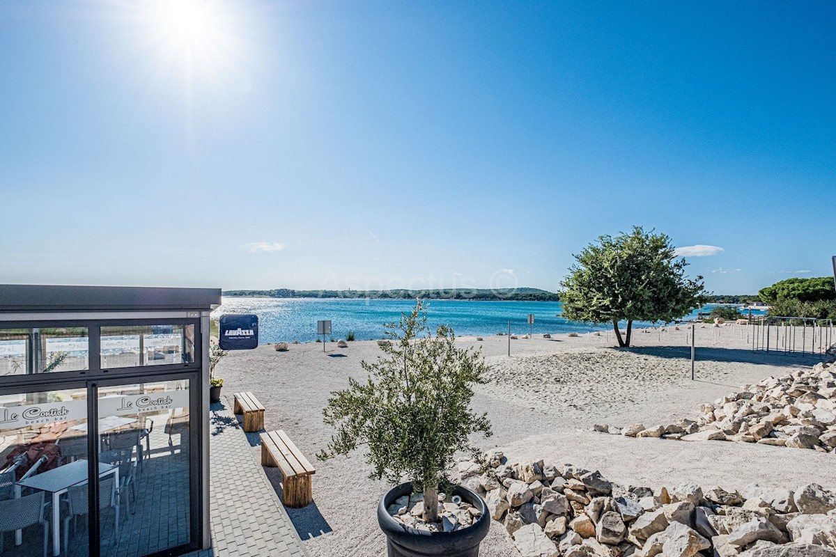 Autentica casa in pietra con piscina, vista mare, vicino a Pola