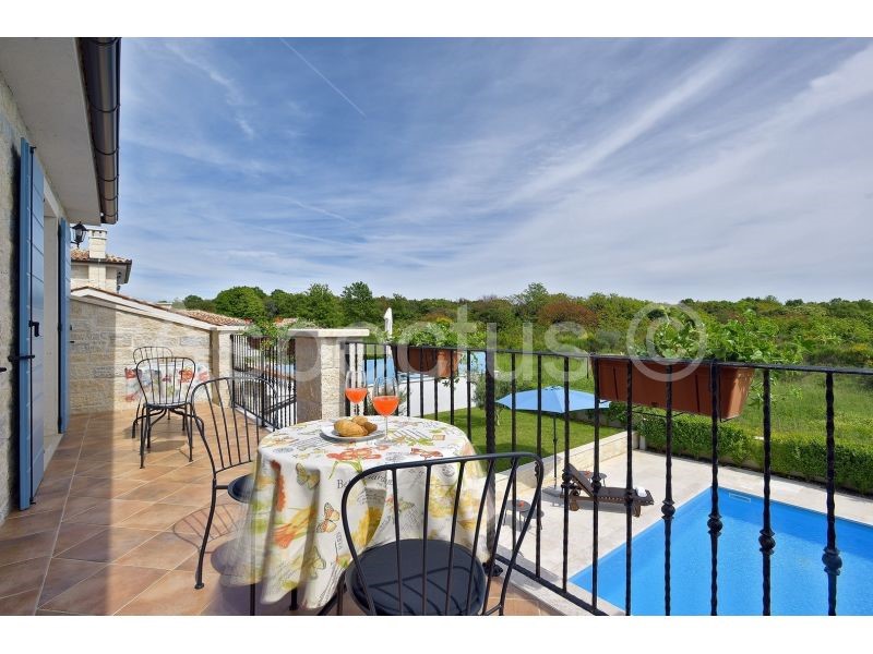 Autentica casa in pietra con piscina, vista mare, vicino a Pola