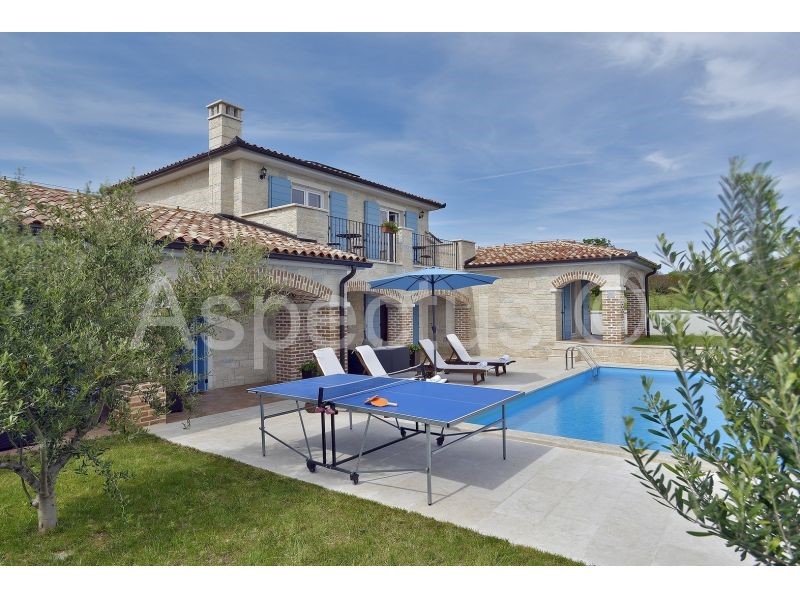 Autentica casa in pietra con piscina, vista mare, vicino a Pola