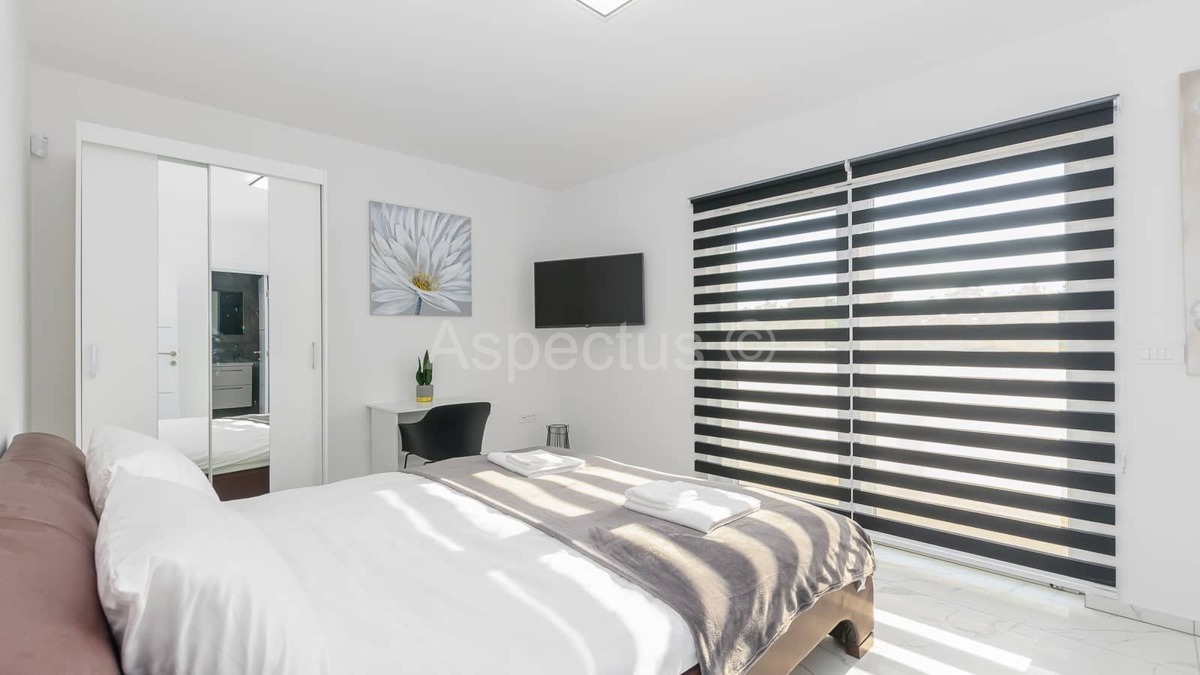 Moderna vila s bazenom i uređenom okućnicom, blizina Vodnjana, 14km od Fažane