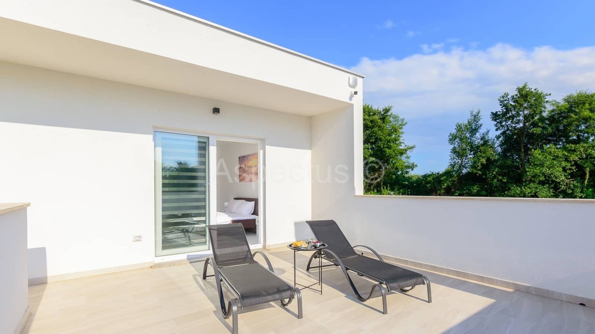 Moderna vila s bazenom i uređenom okućnicom, blizina Vodnjana, 14km od Fažane