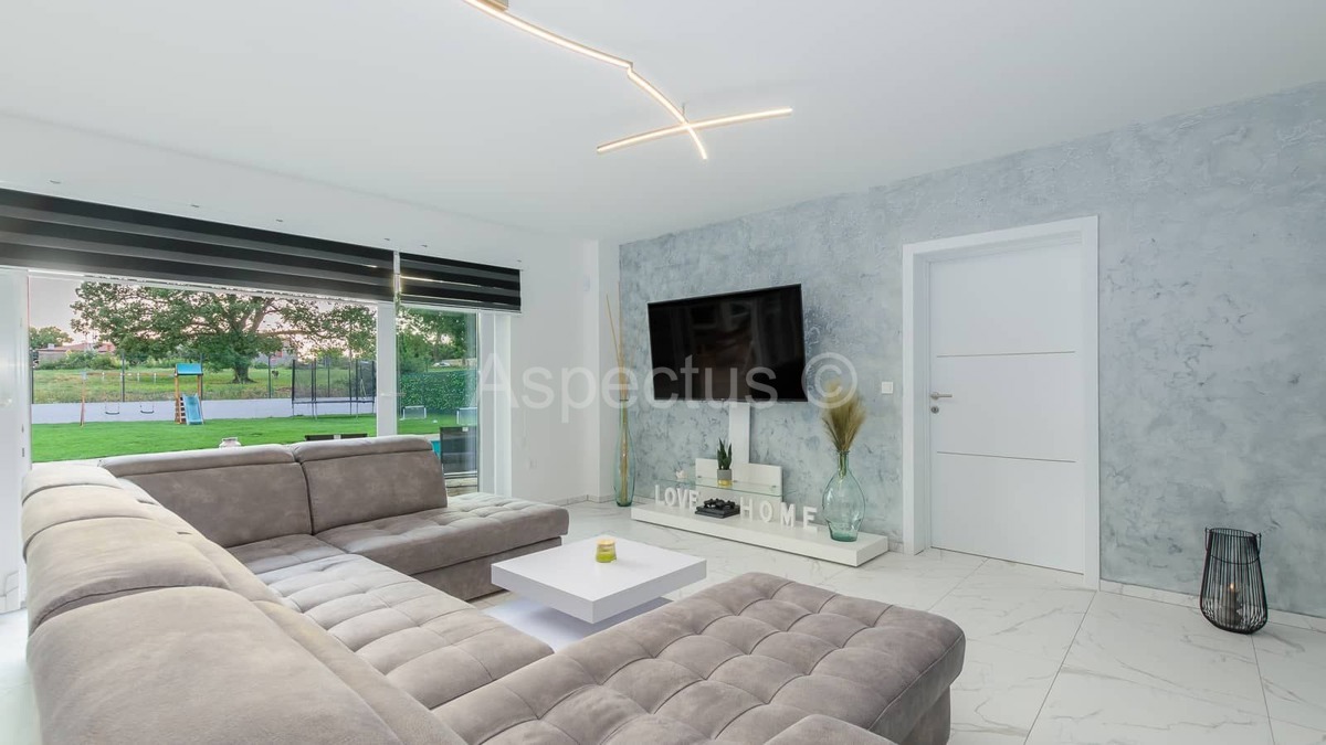 Moderna vila s bazenom i uređenom okućnicom, blizina Vodnjana, 14km od Fažane