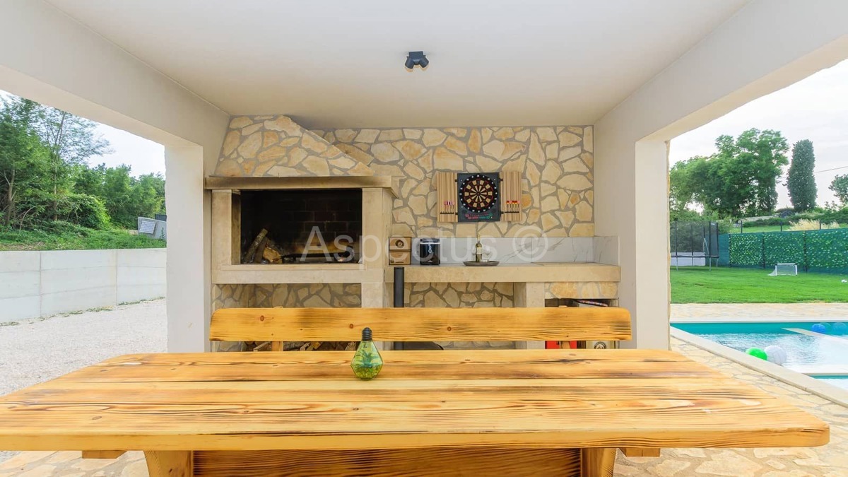 Moderna vila s bazenom i uređenom okućnicom, blizina Vodnjana, 14km od Fažane