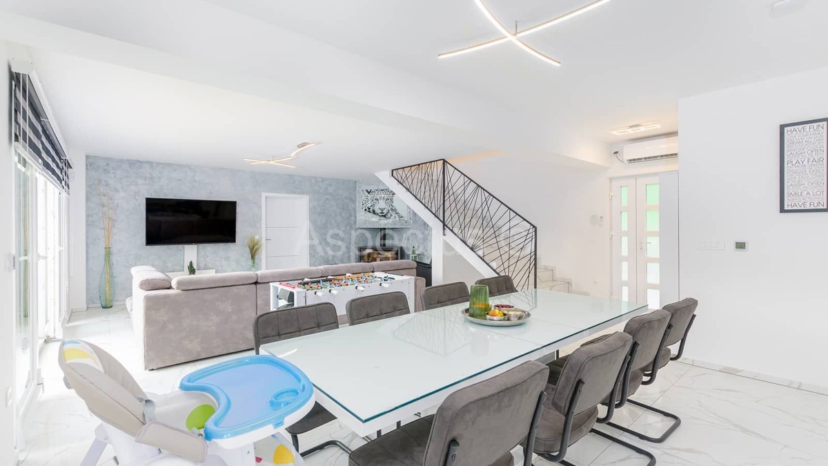 Moderna vila s bazenom i uređenom okućnicom, blizina Vodnjana, 14km od Fažane