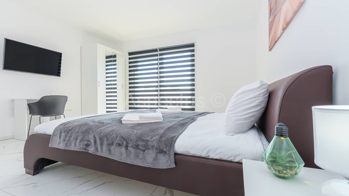 Moderna vila s bazenom i uređenom okućnicom, blizina Vodnjana, 14km od Fažane