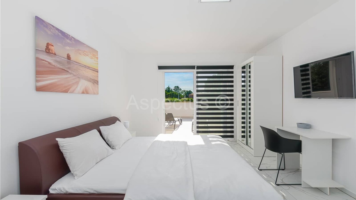 Moderna vila s bazenom i uređenom okućnicom, blizina Vodnjana, 14km od Fažane