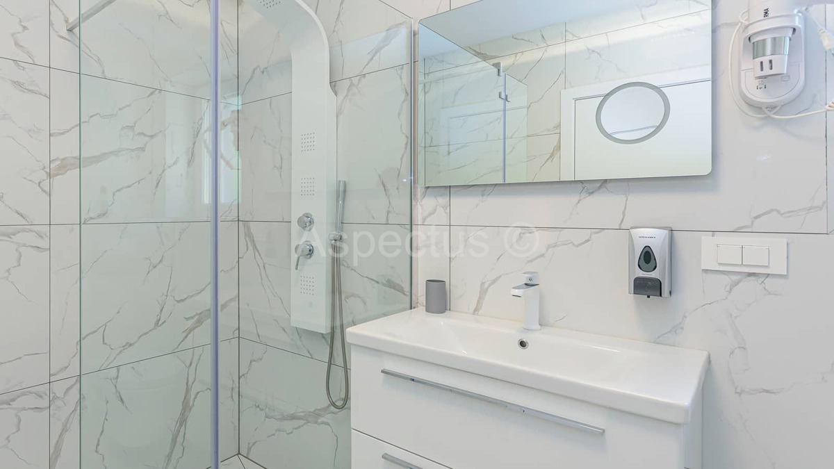 Moderna vila s bazenom i uređenom okućnicom, blizina Vodnjana, 14km od Fažane