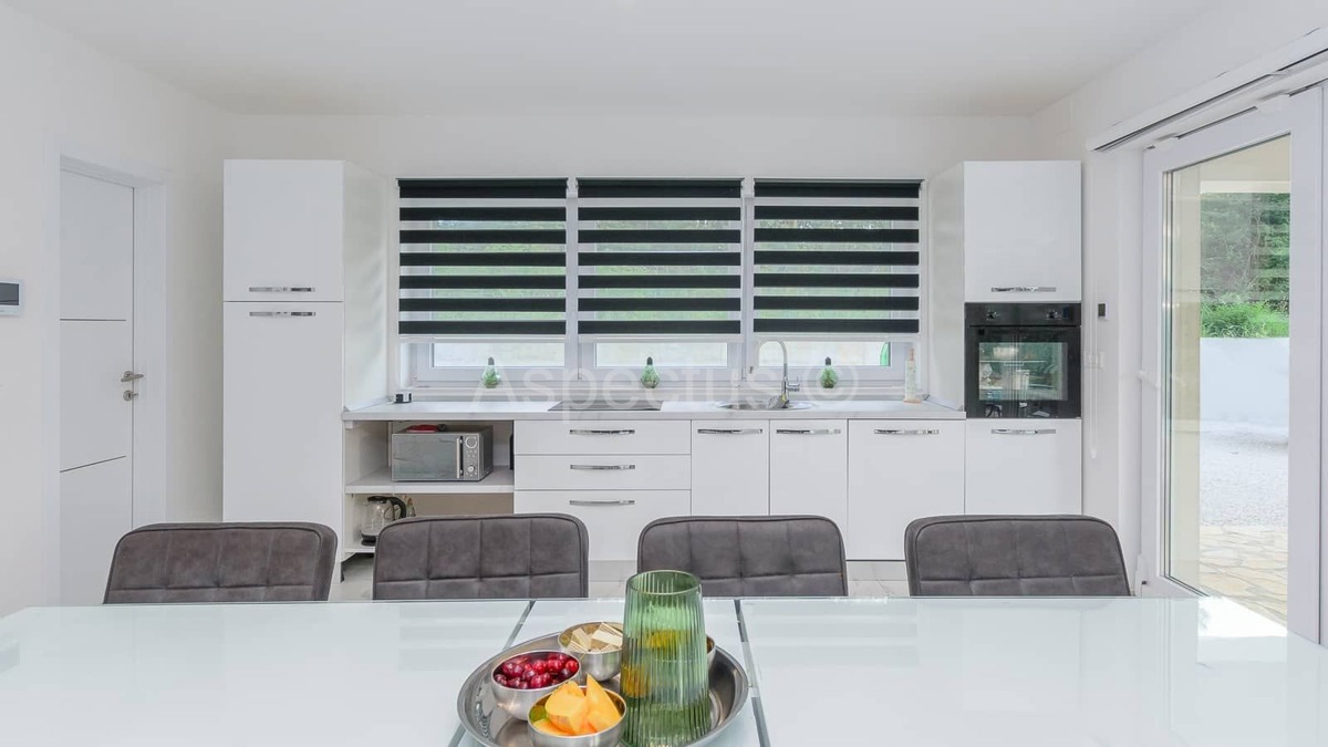 Moderna vila s bazenom i uređenom okućnicom, blizina Vodnjana, 14km od Fažane