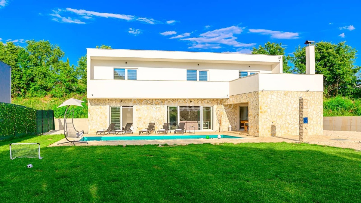 Moderna vila s bazenom i uređenom okućnicom, blizina Vodnjana, 14km od Fažane