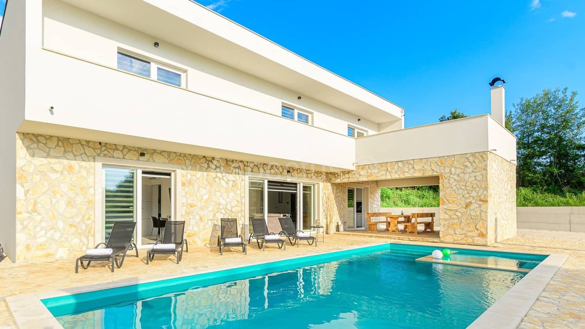 Moderna vila s bazenom i uređenom okućnicom, blizina Vodnjana, 14km od Fažane