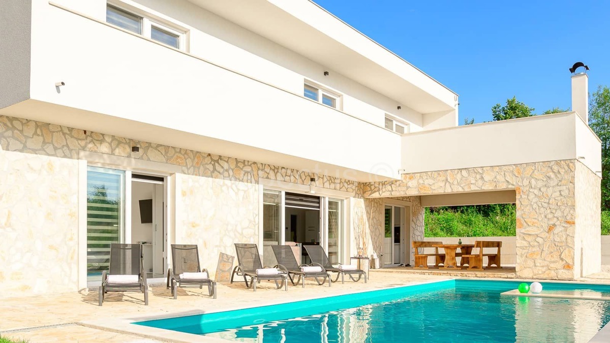 Moderna vila s bazenom i uređenom okućnicom, blizina Vodnjana, 14km od Fažane