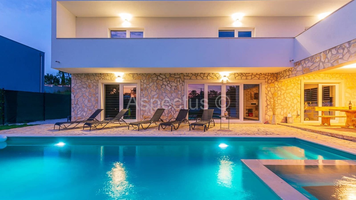 Moderna vila s bazenom i uređenom okućnicom, blizina Vodnjana, 14km od Fažane