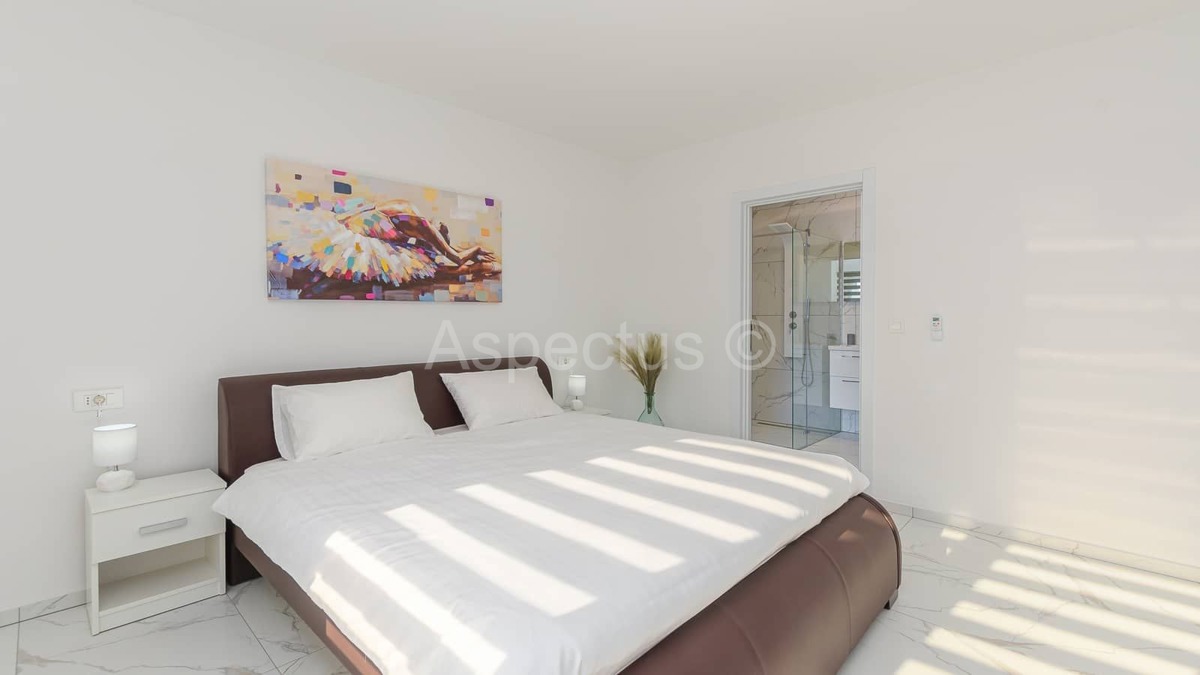 Moderna vila s bazenom i uređenom okućnicom, blizina Vodnjana, 14km od Fažane