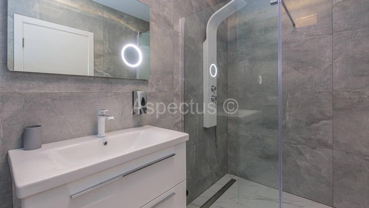 Moderna vila s bazenom i uređenom okućnicom, blizina Vodnjana, 14km od Fažane