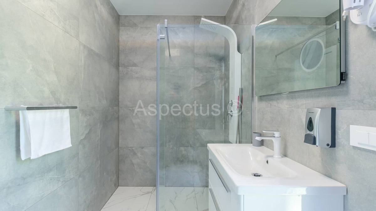 Moderna vila s bazenom i uređenom okućnicom, blizina Vodnjana, 14km od Fažane